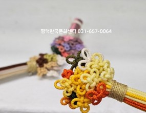 전통매듭 배우기고풍스런 전통 소품부터 악세사리 까지기본 매듭기법부터 체계적으로 배우실 수 있습니다매주 목요일자격증반/ 취미반/ 원데이로 진행됩니다.