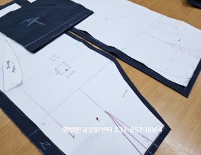 패션양재/ 옷만들기 국비훈련월, 화요일의복제작 및 소품제작 과정에서 만든 팬츠.요즘 트렌드에 맞춰 스타일리시한내몸에 딱 맞는 의복을 만들게 됩니다고용24 홈피에서 국민내일배움카드 발급 후온라인 수강신청 하셔야 훈련참여 가능합니다미싱교육/ 패턴제작/ 옷만들기