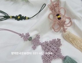 고급스런 전통매듭 배우기고풍스런 전통 소품부터 악세사리 까지기본 매듭기법부터 체계적으로 배우실 수 있습니다매주 목요일오전 10시~12시/ 오후1시~9시사이&nbsp;편한시간 선택 가능하며수업시간은 1일 2시간.자격증반/ 취미반/ 원데이로 진행됩니다.